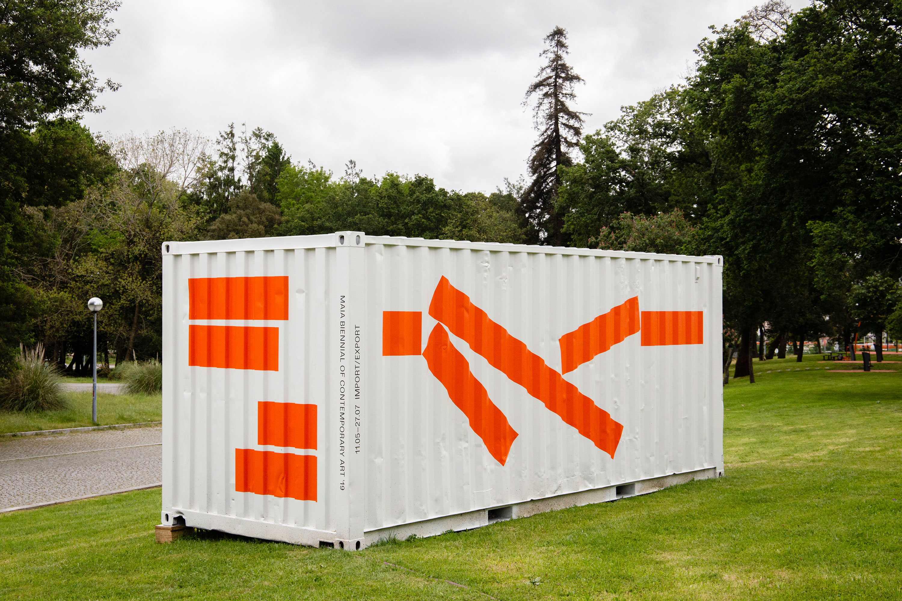 Container's graphic intervention